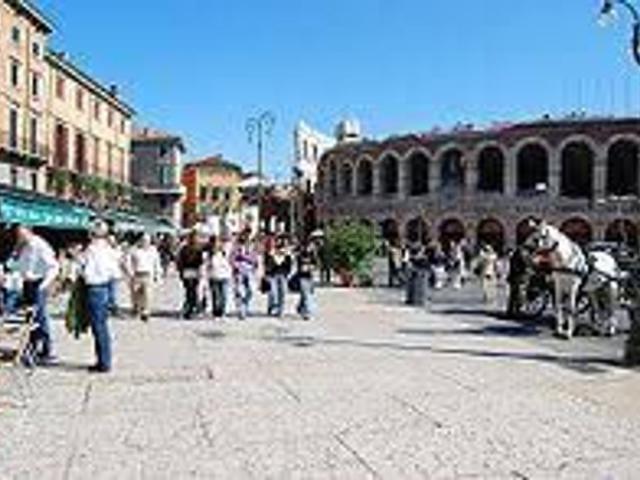 Locale Commerciale in affitto a Centro storico, Brenzone