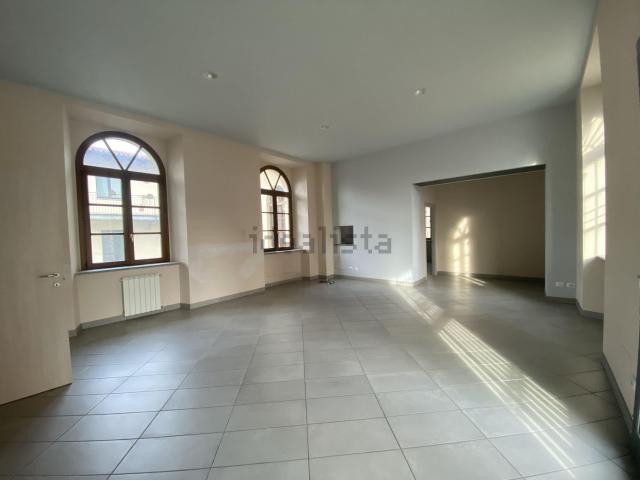 Locale Commerciale in affitto a Piemonte, Novara
