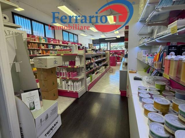 Locale Commerciale in affitto a Arcore, Lombardia