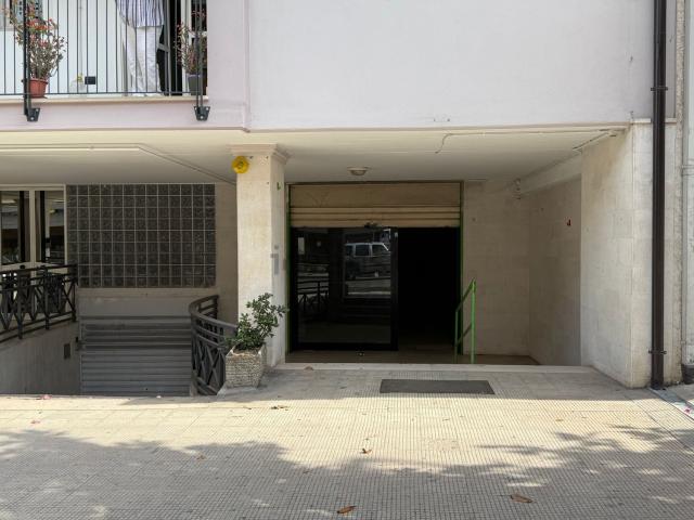 Locale Commerciale in affitto a Puglia, Bari