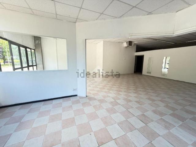 Locale Commerciale in affitto a Unione delle Terre d'Argine, Novi Di Modena