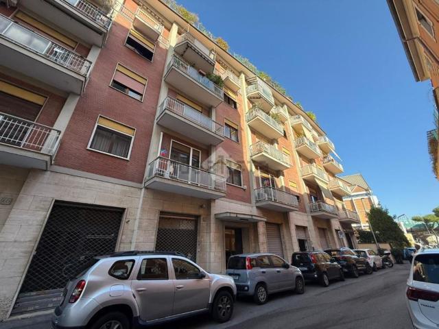 Locale Commerciale in affitto a Municipio Roma XIII, Roma Capitale