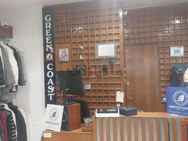 Locale Commerciale in affitto a Municipalità 2, Campania