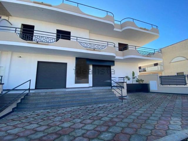 Locale Commerciale in affitto a Puglia, Taranto