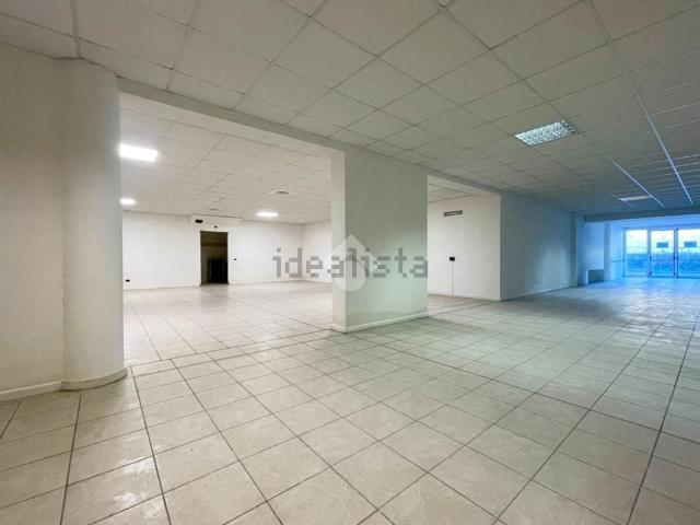 Locale Commerciale in affitto a Padenghe Sul Garda, Lombardia