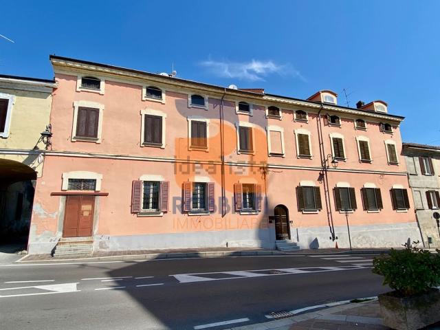 Locale Commerciale in affitto a Cava Manara, Lombardia