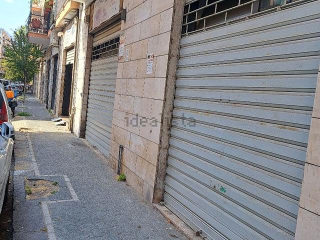 Locale Commerciale in affitto a Salerno, Torrione
