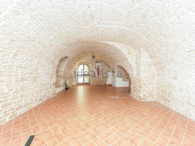 Locale Commerciale in affitto a Puglia, Bari