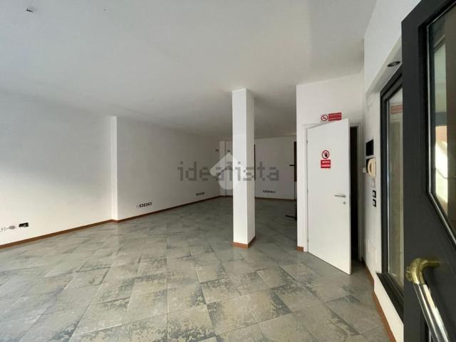 Locale Commerciale in affitto a Ghisalba, Lombardia