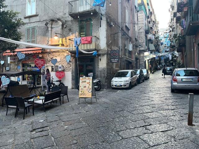 Locale Commerciale in affitto a Municipalità 1, Campania