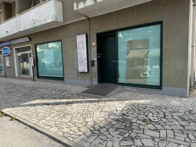 Locale Commerciale in affitto a Unione dei Comuni della Val Vibrata, Alba Adriatica