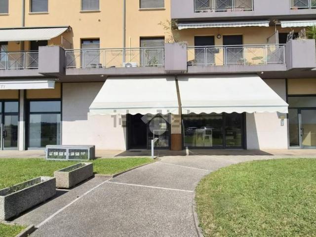 Locale Commerciale in affitto a Nord-Est, Brenzone