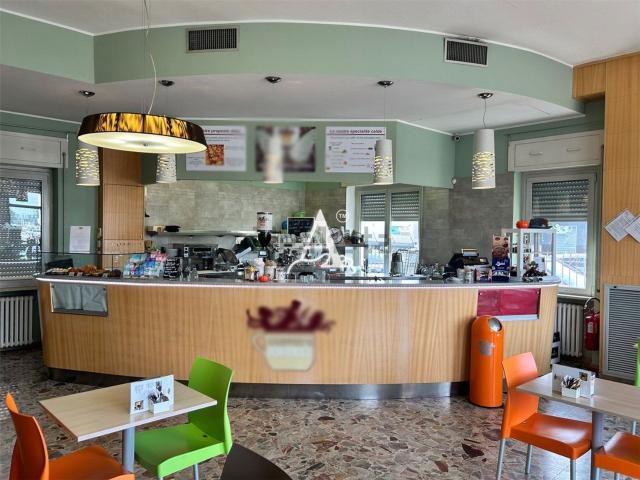 Locale Commerciale in affitto a Sud, Brenzone