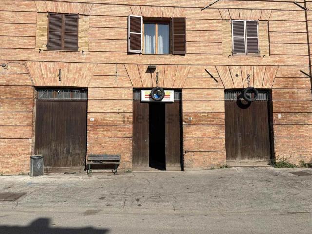 Locale Commerciale in affitto a Marche, Macerata