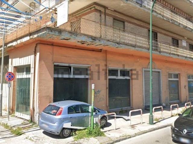 Locale Commerciale in affitto a Arzano, Campania