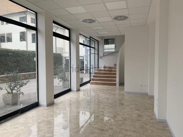 Locale Commerciale in affitto a Mestre-Carpenedo, Venezia