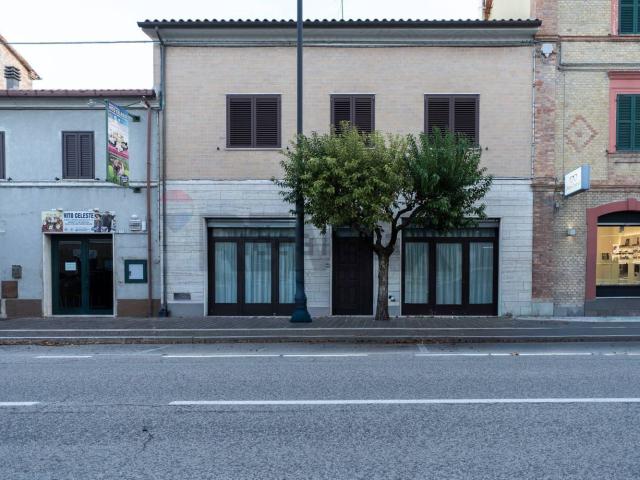 Locale Commerciale in affitto a Marche, Ancona
