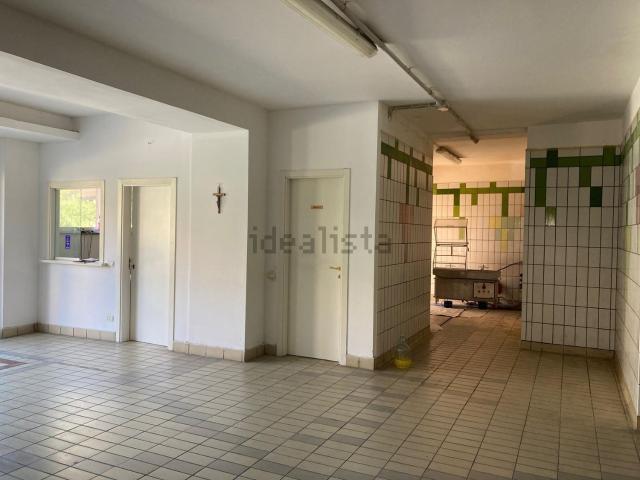 Locale Commerciale in affitto a Marche, Macerata