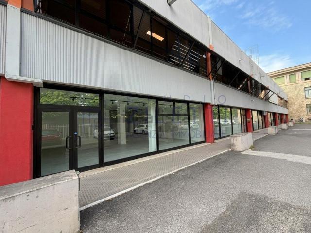 Locale Commerciale in affitto a Zona Centro, Brescia