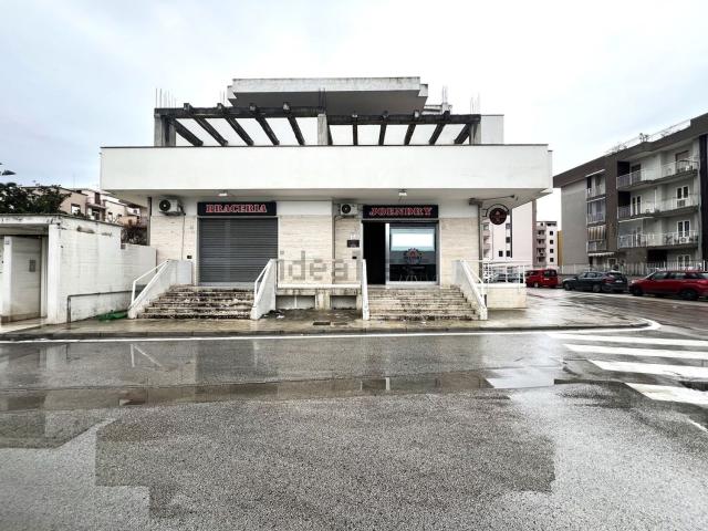 Locale Commerciale in affitto a Maddaloni, Campania