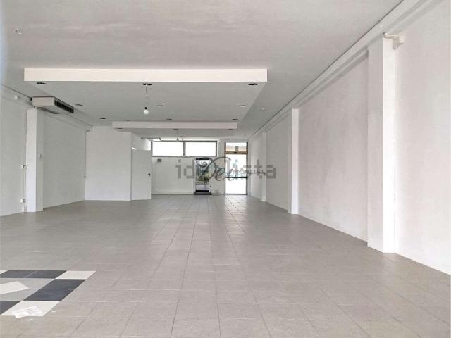 Locale Commerciale in affitto a Camigliano Santa Gemma, Capannori