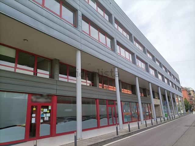Locale Commerciale in affitto a Pero
