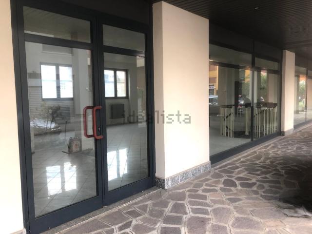 Locale Commerciale in affitto a Varedo, Lombardia