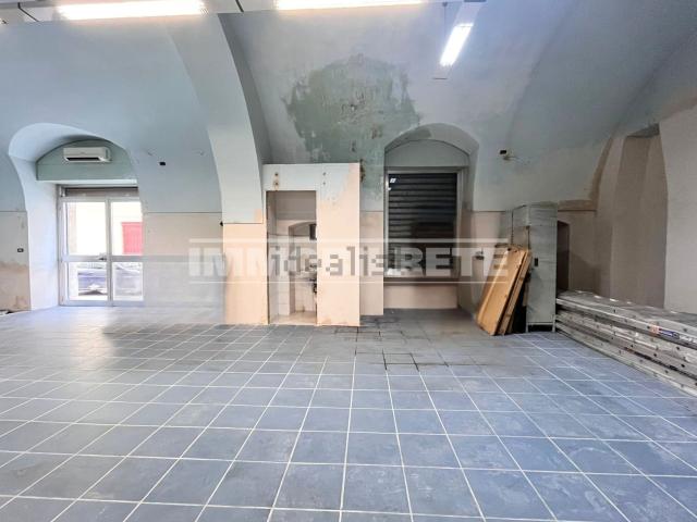 Locale Commerciale in affitto a Puglia, Bari