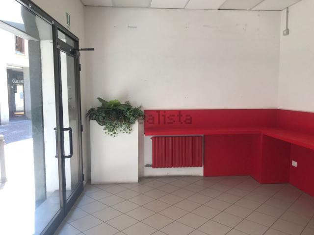 Locale Commerciale in affitto a Cavenago Brianza, Lombardia