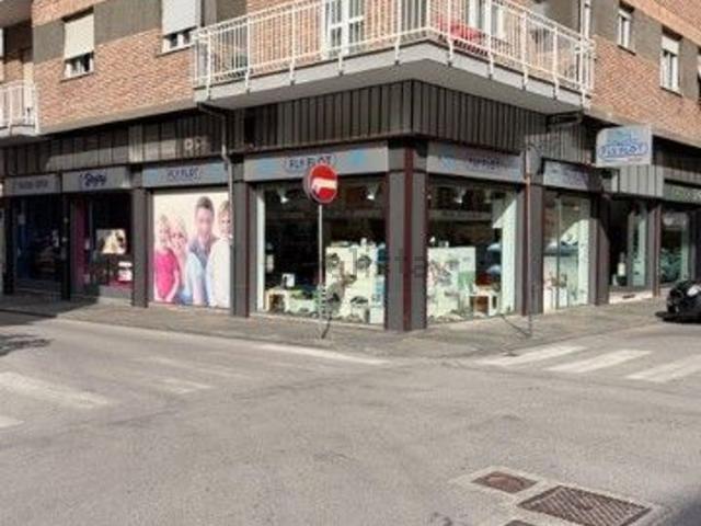 Locale Commerciale in affitto a Cuneo Centro, Piemonte