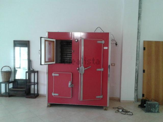 Locale Commerciale in affitto a Puglia, Lecce