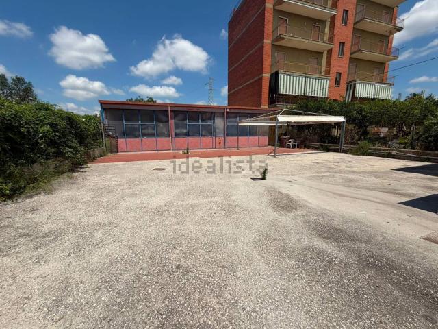 Locale Commerciale in affitto a Casagiove, Campania