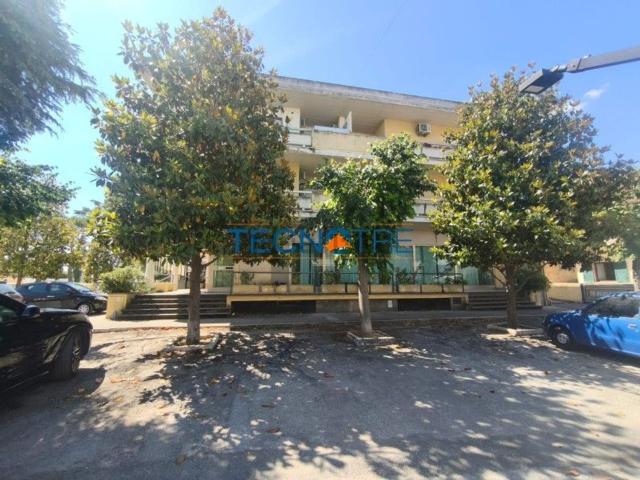 Locale Commerciale in affitto a Unione dei Comuni della Val Vibrata, Martinsicuro