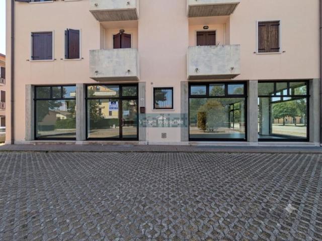 Locale Commerciale in affitto a San Pietro In Cariano, Veneto