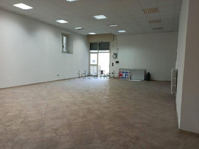 Locale Commerciale in affitto a Avellino, Campania