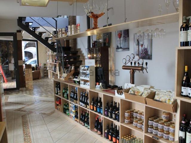 Locale Commerciale in affitto a Sant'Andrea dei Lagni, Santa Maria Capua