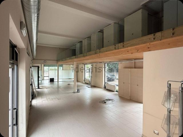 Locale Commerciale in affitto a Comunità Rotaliana-Königsberg, Mezzolombardo