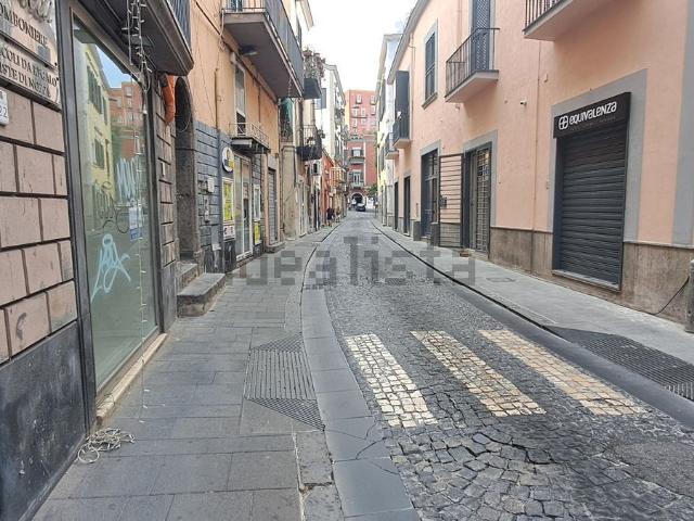 Locale Commerciale in affitto a Rione Ortodonico, Pozzuoli