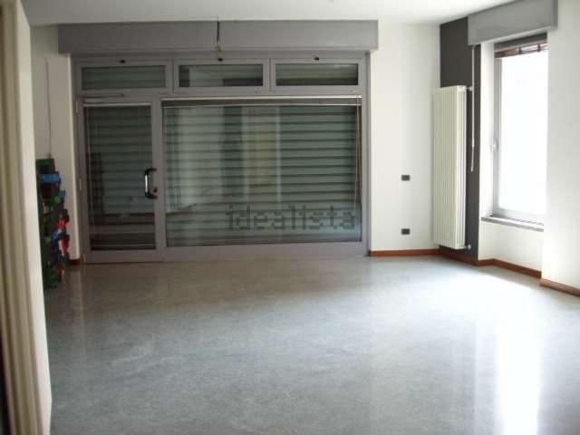Locale Commerciale in affitto a Cesano Maderno, Lombardia