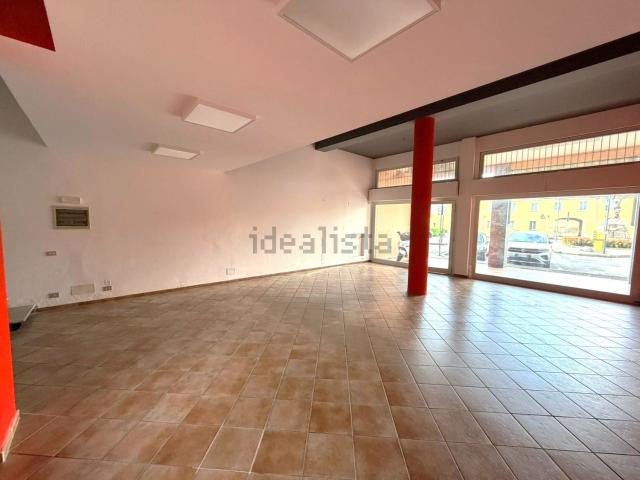 Locale Commerciale in affitto a Gallarate, Lombardia