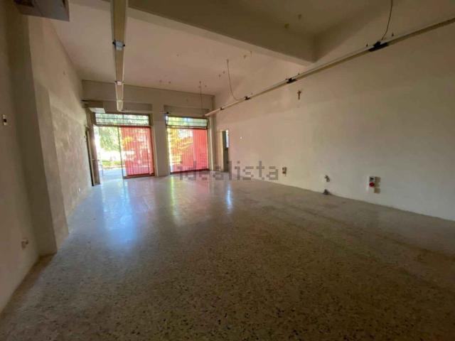 Locale Commerciale in affitto a Appennino Reggiano, Re