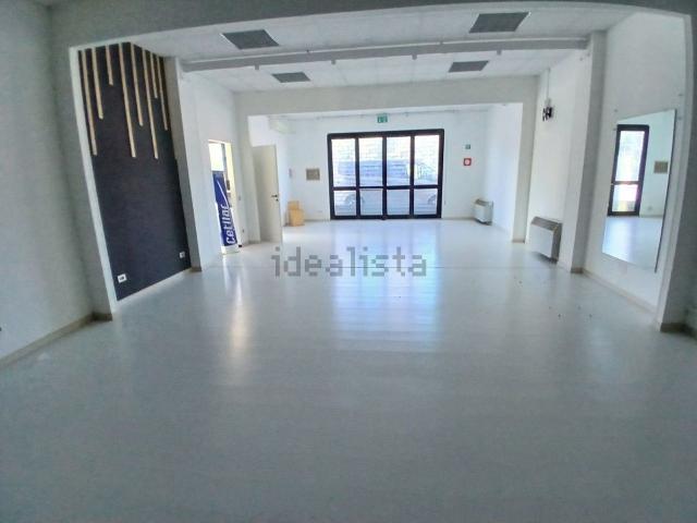 Locale Commerciale in affitto a Baraccola Ovest, Marche