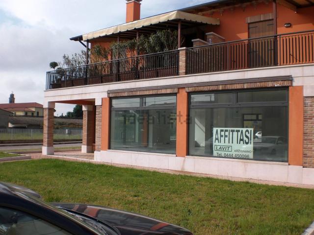 Locale Commerciale in affitto a Veronella, Veneto