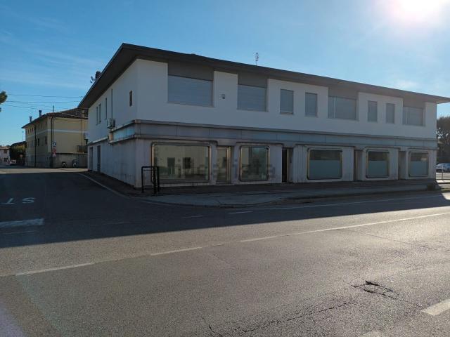 Locale Commerciale in affitto a Rosà, Veneto
