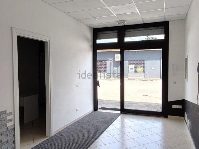 Locale Commerciale in affitto a Frosinone, Lazio