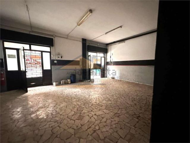 Locale Commerciale in affitto a Giugliano In Campania, Campania