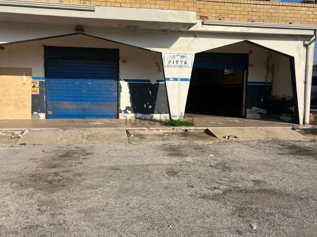 Locale Commerciale in affitto a Mondragone, Campania