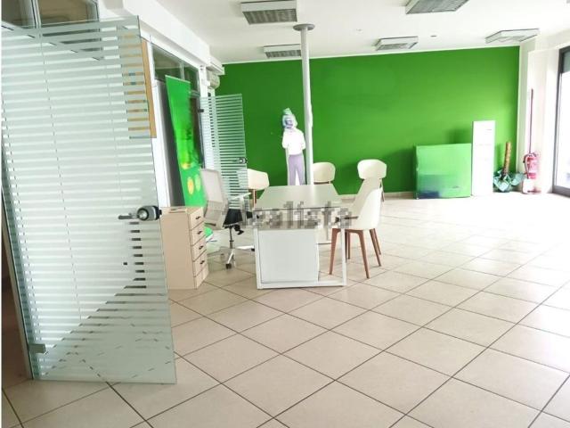 Locale Commerciale in affitto a Avezzano, Abruzzo