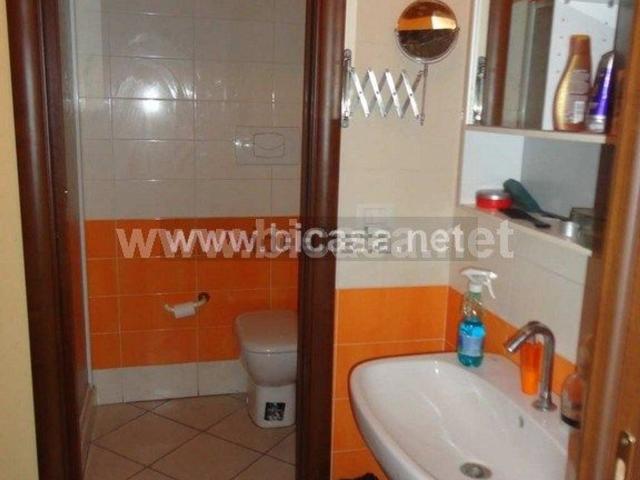 Locale Commerciale in affitto a Montegranaro, Marche