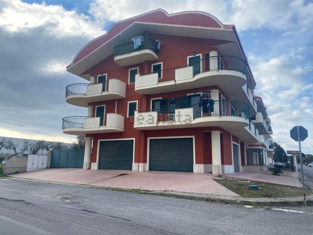 Locale Commerciale in affitto a Calabria, Vibo Valentia